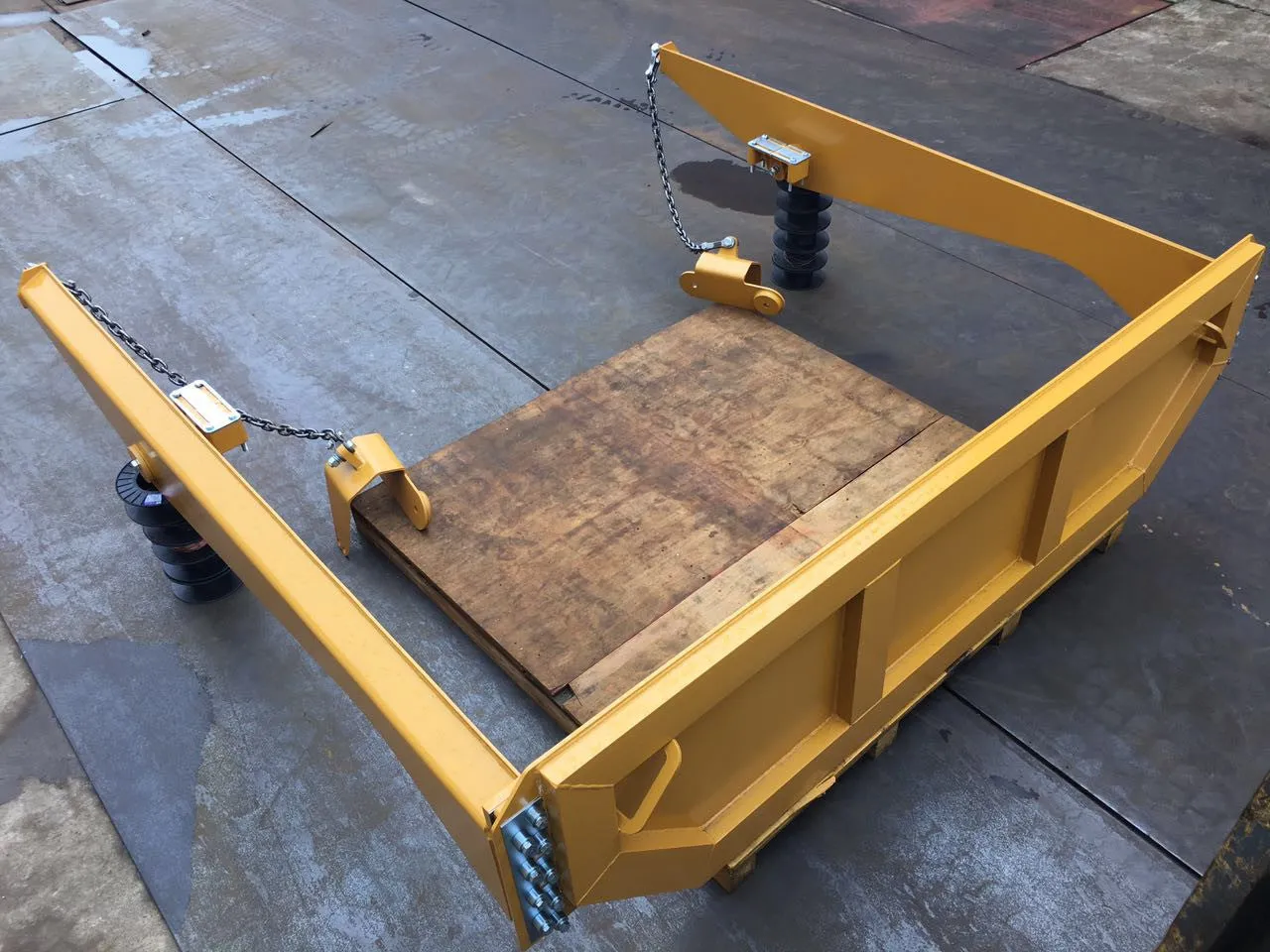 3076898 Cat Tailgate Group, 725 Articulated Dump Truck