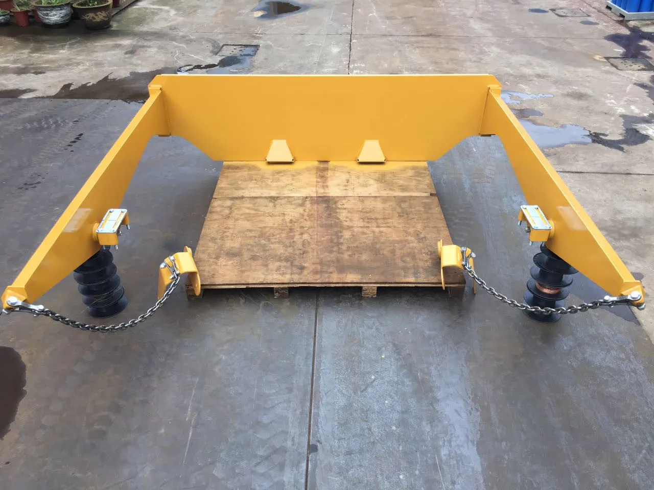 3076898 Cat Tailgate Group, 725 Articulated Dump Truck