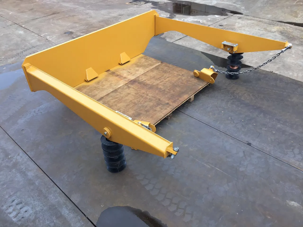 3076898 Cat Tailgate Group, 725 Articulated Dump Truck
