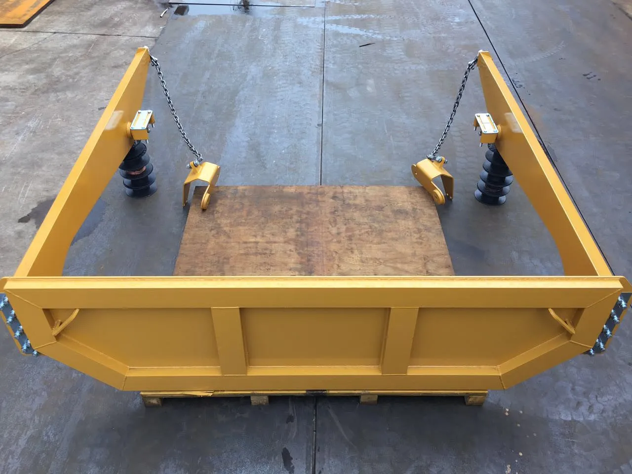 3076898 Cat Tailgate Group, 725 Articulated Dump Truck