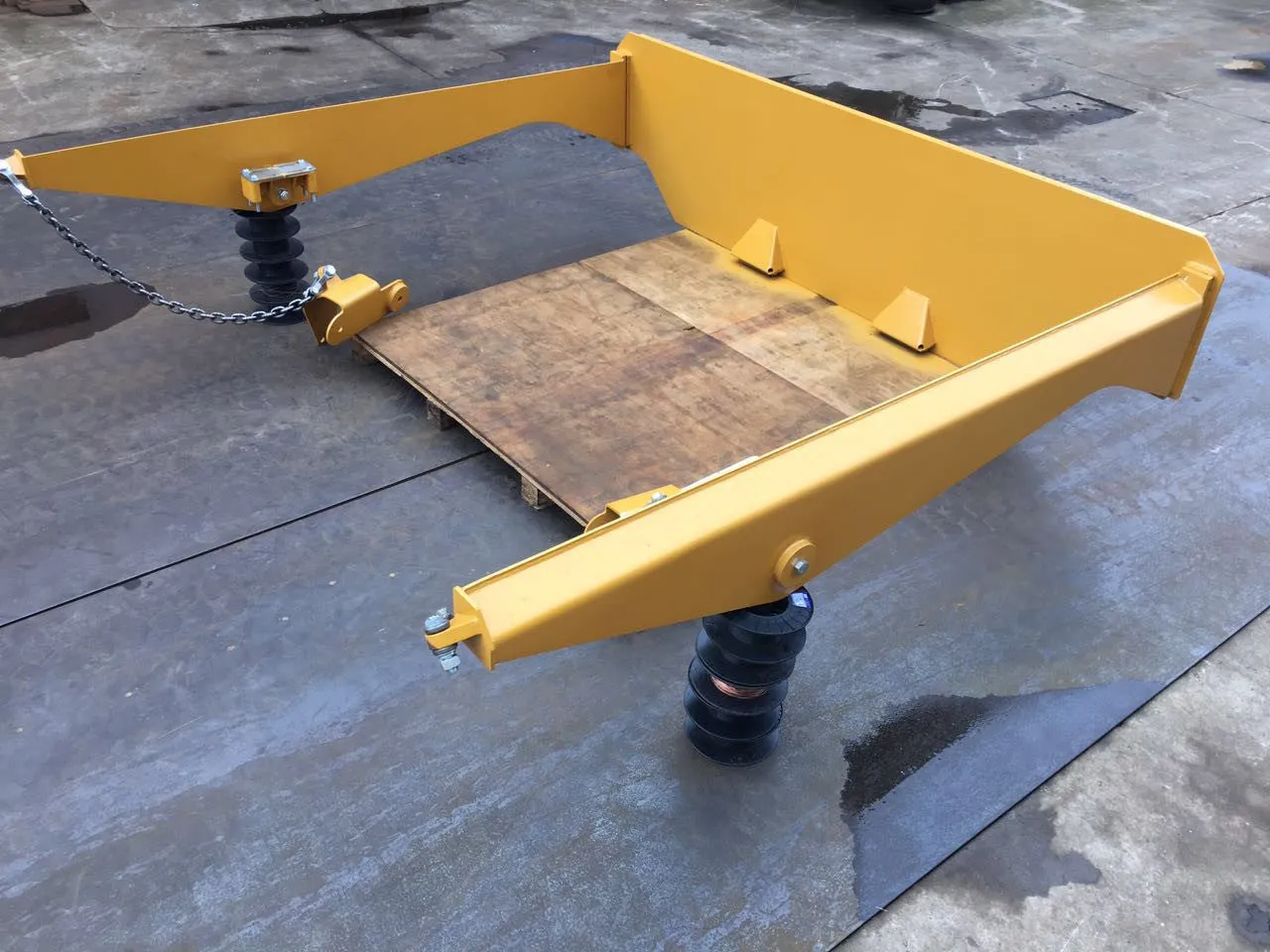 3076898 Cat Tailgate Group, 725 Articulated Dump Truck
